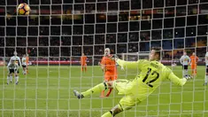 Pemain Belanda, Davy Klaassen (tengah) mencetak gol lewat penalti pada laga persahabatan melawan Belgia di Amsterdam ArenA stadium, Amsterdam, (9/11/2016). (EPA/Jasper Ruhe)