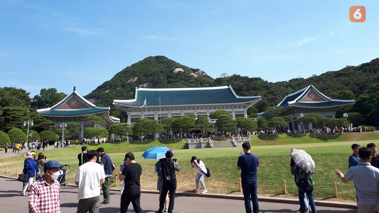 Antrean pengunjung di Blue House atau Gedung Biru (Cheong Wa Dae) yang lebih dikenal sebagai Istana Kepresidenan Korea Selatan setelah resmi dibuka untuk publik mulai 10 Mei 2022. (Liputan6.com/Tanti Yulianingsih)