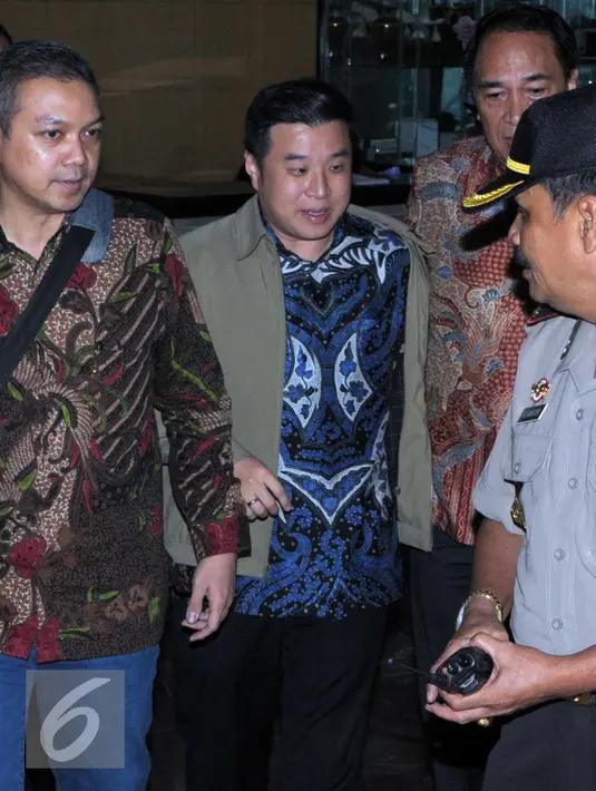 Direktur PT Agung Sedayu Group, Richard Halim Kusuma (batik biru) dikawal saat akan keluar dari Gedung KPK usai menjalani pemeriksaan, Jakarta, Jumat (29/4). Richard diperiksa sebagai saksi dari tersangka Ariesman Widjaja. (Liputan6.com/Helmi Afandi) 