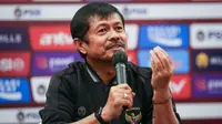 Pelatih kepala Timnas Indonesia U-22, Indra Sjafri memberikan keterangan pada konferensi pers prematch laga uji coba internasional Timnas Indonesia Vs Timnas Lebanon di Hotel Sultan, Jakarta, Kamis (13/04/2023). (Bola.com/Bagaskara Lazuardi)