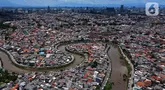 Foto udara memperlihatkan aktivitas pengerukan endapan material lumpur kali Ciliwung, Jakarta, Selasa (19/3/2024). (merdeka.com/Imam Buhori)