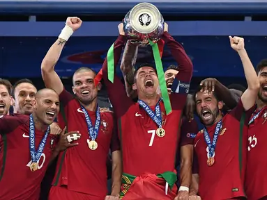 Portugal berhasil meraih trofi Piala Eropa 2016 usai mengalahkan Prancis dengan skor 1-0 pada laga final yang berlangsung di Stade de France, Saint-Denis, Senin (11/7/2016) dini hari WIB. (AFP/Franck Fife)