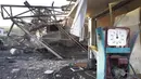 Pemandangan kendaraan setelah penembakan oleh artileri Azerbaijan dekat rumah sakit selama konflik militer dengan Armenia di kota garis depan Martakert, wilayah separatis Nagorno-Karabakh, Senin (19/10/2020). Pertempuran di Nagorno-Karabakh berkecamuk selama lebih dari tiga minggu. (AP Photo)