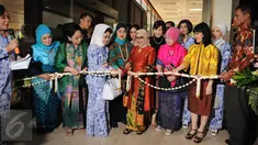 Istri Wakil Presiden, Mufidah Jusuf Kalla (tengah) bersiap membuka pameran 41 tahun IWAPI di Kementerian Perindustrian, Jakarta, Kamis (10/3/2016). 41 tahun IWAPI dimeriahkan dengan pameran produk kerajinan. (Liputan6.com/Helmi Fithriansyah)