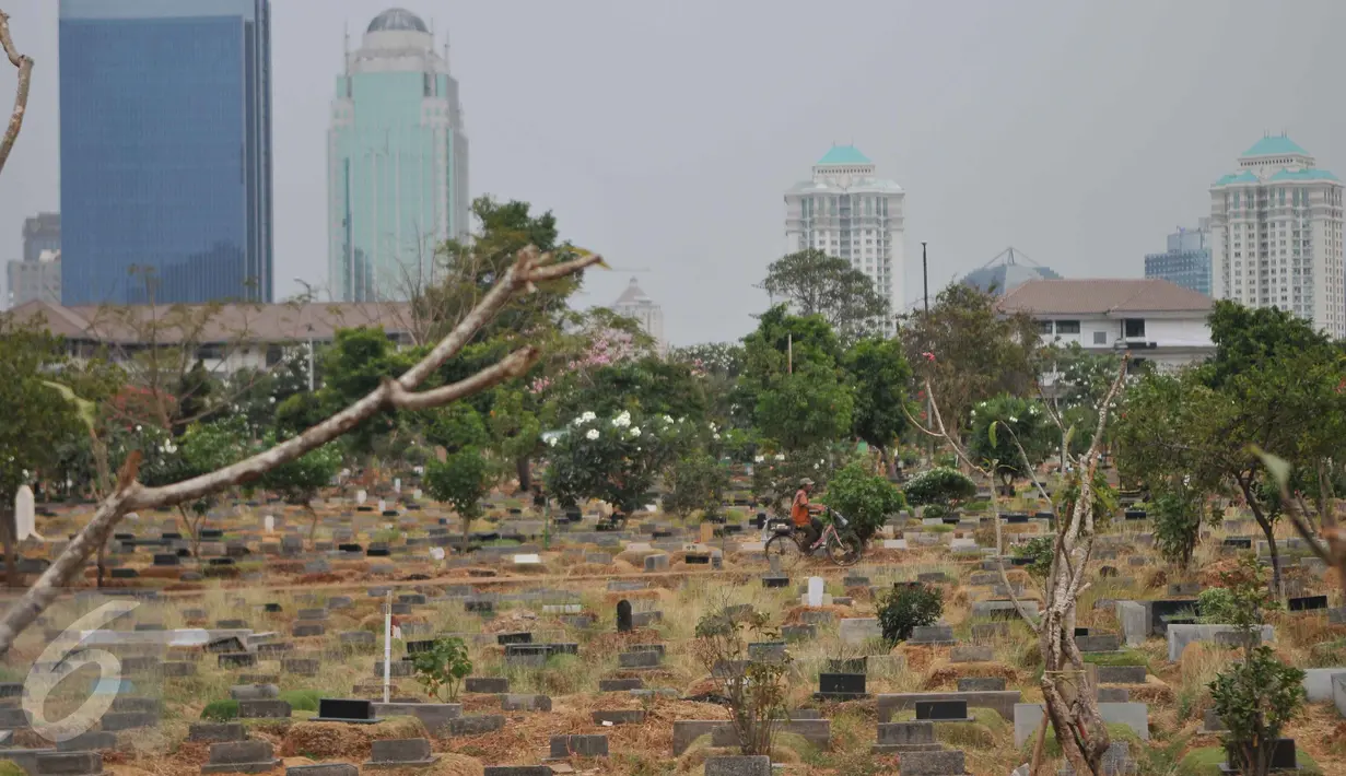 Warga melintas di antara makam di TPU Karet Bivak, Jakarta, Rabu (7/10/2015).  Pengamat Tata Kota dari Universitas Trisakti Nirwono Yoga memprediksi DKI Jakarta akan mengalami krisis lahan makam pada 2017. (Liputan6.com/Gempur M Surya)