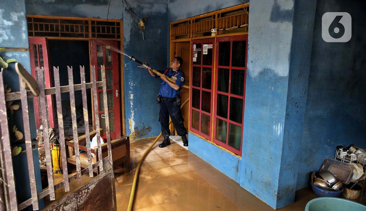 Bersama warga, mereka bahu-membahu menyikat sekaligus menyapu serta membersihkan rumah dari sisa material banjir. (Liputan6.com/Angga Yuniar)