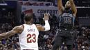 Pebasket Cleveland Cavaliers, LeBron James menghadang pebasket Charlotte Hornets, Kemba Walker, pada laga NBA di Spectrum Center, Rabu (28/3/2018). Cleveland Cavaliers menang 118-105 atas Charlotte Hornets. (AP/Chuck Burton)