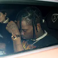 Masih soal kehamlian Kyie Jenner. Sudah mulai jarang tersiar, nampaknya Kylie sedang menikmati masa kehamilannya dan bersiap diri untuk menjadi seorag ibu.  (doc. Daily Mail)