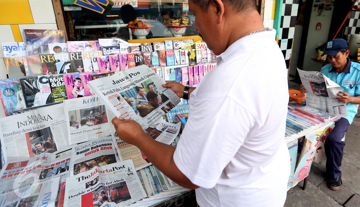 Warga membaca Koran hari ini di Jakarta, Rabu (10/5). Vonis Hakim terhadap Basuki Tjahaja Purnama (Ahok) kemarin membuat Sejumlah koran Nasional menjadikan berita Ahok halaman depan. (Liputan6.com/Johan Tallo)