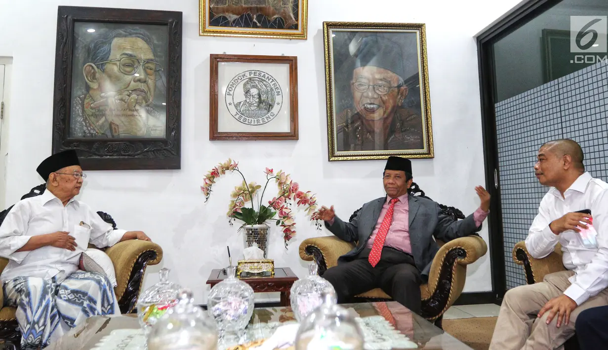 Ketua Gerakan Suluh Kebangsaan, Mahfud MD, Romo Benny berbincang dengan Salahuddin Wahid atau Gus Solah dalam kunjungan ke Pesantren Tebuireng dan ziarah makam Gus Dur di Jombang, Jatim, Rabu (20/2). (Liputan6.com/Johan Tallo)