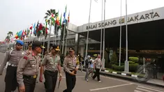 Kapolri Jenderal Pol Badrodin Haiti (tengah) ditemani Kapolda Metro Jaya Irjen Unggung Cahyono (kiri) dan Kapolres Metro Jakpus Kombes Pol Hendro Pandowo (kanan) saat meninjau lokasi KAA di JCC Senayan, Senin (20/4/2015). (Liputan6.com/Herman Zakharia) 
