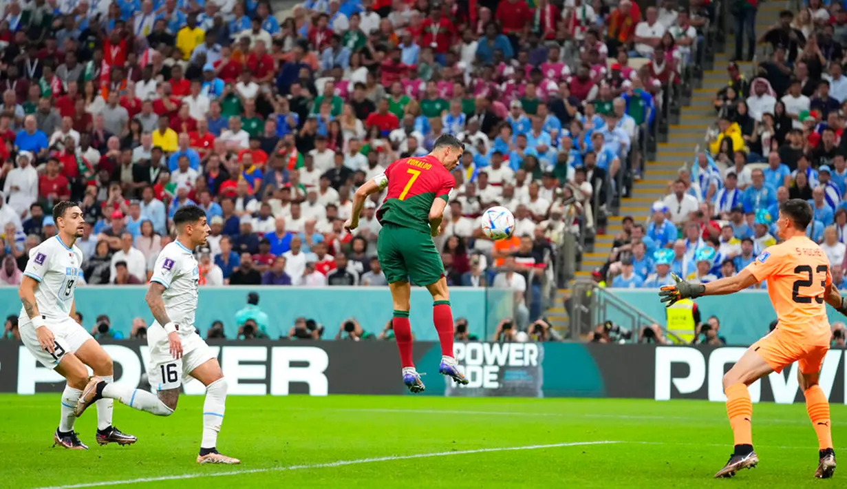 Pemain Portugal Cristiano Ronaldo (tengah) berusaha mencetak gol ke gawang Uruguay pada pertandingan sepak bola Grup H Piala Dunia 2022 di Stadion Lusail, Lusail, Qatar, 28 November 2022. Portugal mengalahkan Uruguay dengan skor 2-0. (AP Photo/Petr David Josek)