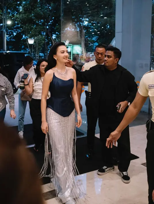 Mengenakan gaun glamor rancangan Diana Couture dengan tema “Goddess of the Sea: Transcendent Visions of Aquamarine”,  Raline menutup pertunjukan dengan gaya yang benar-benar memukau, menjadikannya sebagai satu-satunya muse yang sempurna untuk koleksi ini. Penampilannya begitu anggun dan memikat, bak dewi laut yang turun ke bumi. [@dianamputri].