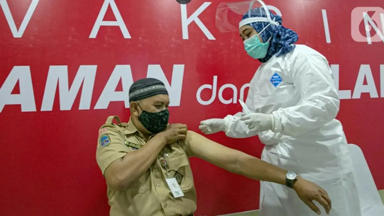 Banner Infografis  Guru Disuntik Vaksin Covid-19, Siap Belajar Tatap Muka? (Liputan6.com/Faizal Fanani)