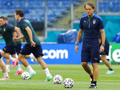 Pelatih Italia Roberto Mancini (kanan) melihat para pemainnya berolahraga selama sesi latihan jelang melawan Turki pada pertandingan grup A Euro 2020 di Olympic Stadium, Roma, Italia, Kamis (10/6/2021). Italia akan melawan Turki pada 11 Juni 2021 waktu setempat. (AP Photo/Alessandra Tarantino)