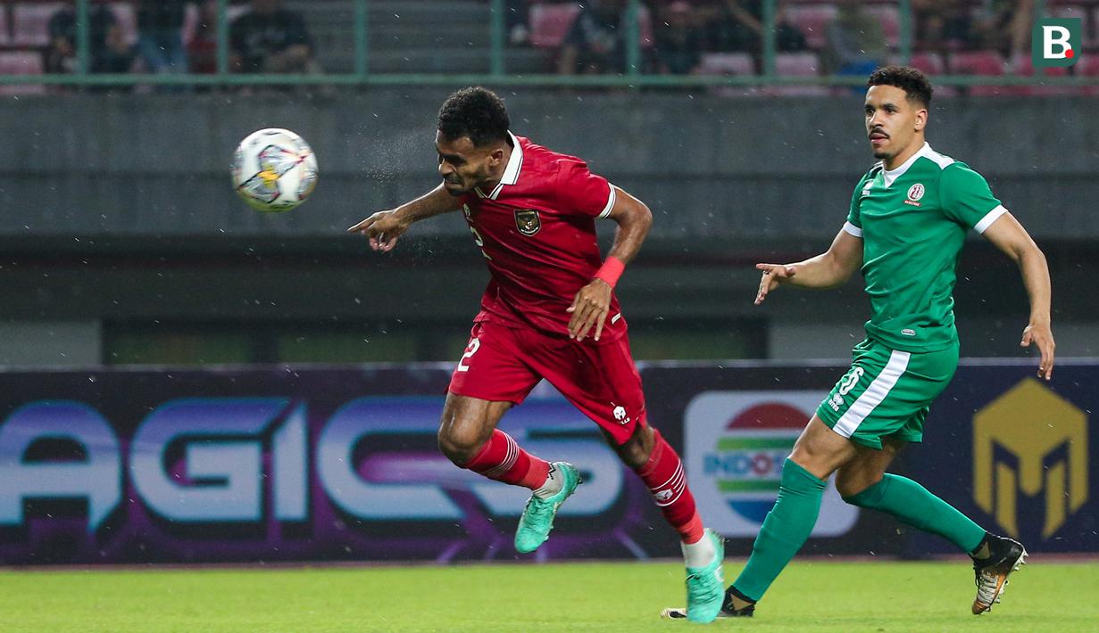 <p>Pemain timnas Indonesia, Yakob Sayuri (kiri), menyundul bola yang membuahkan gol dalam pertandingan uji coba FIFA Matchday melawan timnas Burundi di stadion Patriot Candrabhaga, Bekasi, Sabtu (25/3/2023). (Bola.com/Bagaskara Lazuardi)</p>