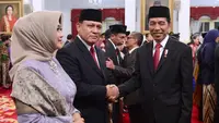 Presiden Joko Widodo (kanan) menyalami Firli Bahuri usai pelantikan pimpinan KPK di Istana Negara, Jakarta, Jumat (20/12/2019). Firli Bahuri ditetapkan sebagai Ketua KPK, Alexander Marwata, Lili Pintauli Siregar, Nurul Ghufron, dan Nawawi Pomolango sebagai wakil Ketua. (Foto: Biro Pers Setpres)