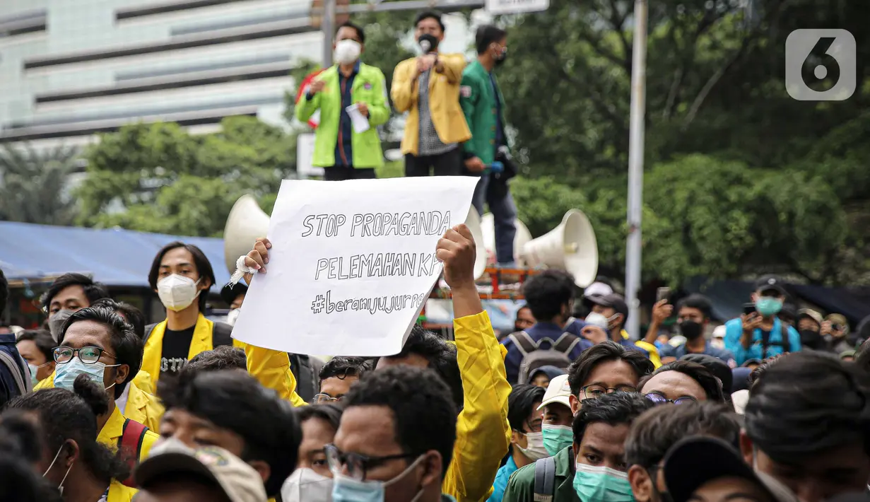 Mahasiswa yang tergabung dalam Aliansi BEM Seluruh Indonesia (BEM SI) menggelar aksi di sekitar Gedung Merah Putih KPK, Jakarta, Senin (27/9/2021). Aksi yang diikuti ratusan mahasiswa tersebut menuntut pembatalan pemecatan 57 pegawai KPK pada 30 September mendatang. (Liputan6.com/Faizal Fanani)