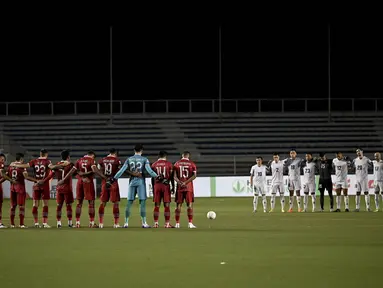 Timnas Filipina (kanan) dan Indonesia memulai laga pamungkas Grup A Piala AFF 2022 dengan melakukan Minute's Silence for Pele di Stadion Rizal Memorial, Manila, Filipina, Senin (2/1/2023). (AFP/Jam Sta Rosa)