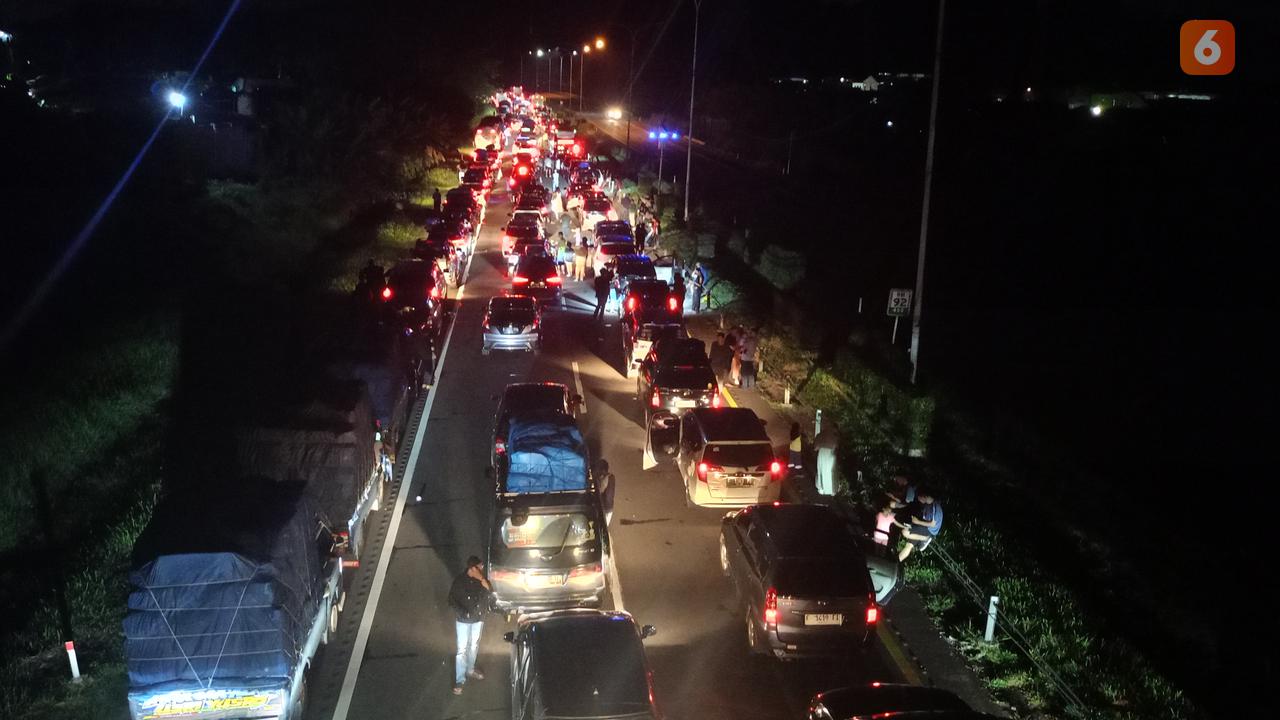 Kemacetan Panjang Menuju Pelabuhan Merak. (Sabtu, 06/04/2024). (Yandhi Deslatama/Liputan6.com).