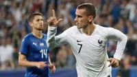 Penyerang Prancis, Antoine Griezmann berselebrasi usai mencetak gol ke gawang Italia pada pertandingan persahabatan di stadion Allianz Riviera di Nice, Prancis selatan (1/6). Prancis menang telak 3-1 atas Italia. (AP Photo / Claude Paris)