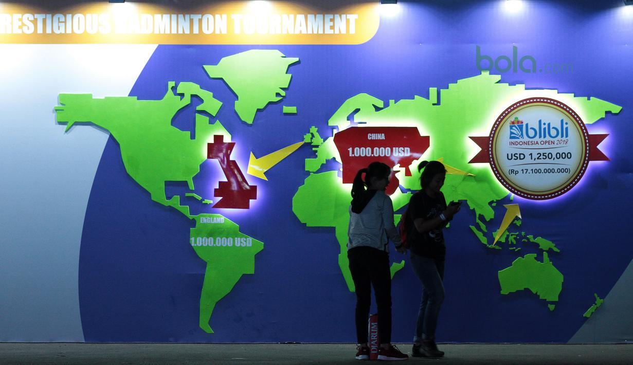 Fans berfoto dekat peta dunia usai menyaksikan Indonesia Open 2018 di Istora Senayan, Jakarta, (7/7/2018). Indonesia Open 2018 berlangsung dari 3-8 Juli 2018. (Bola.com/Nick Hanoatubun)