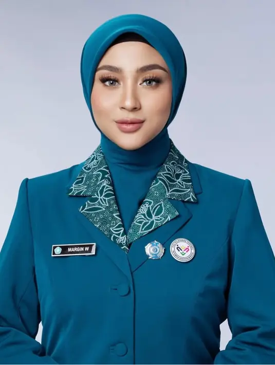 Wajahnya dipoles blush on coral, lipstik nude shining. Matanya dirias eye shadow coklat shimmer dengan bulu mata lentiknya. [@aldiphotoofficial]