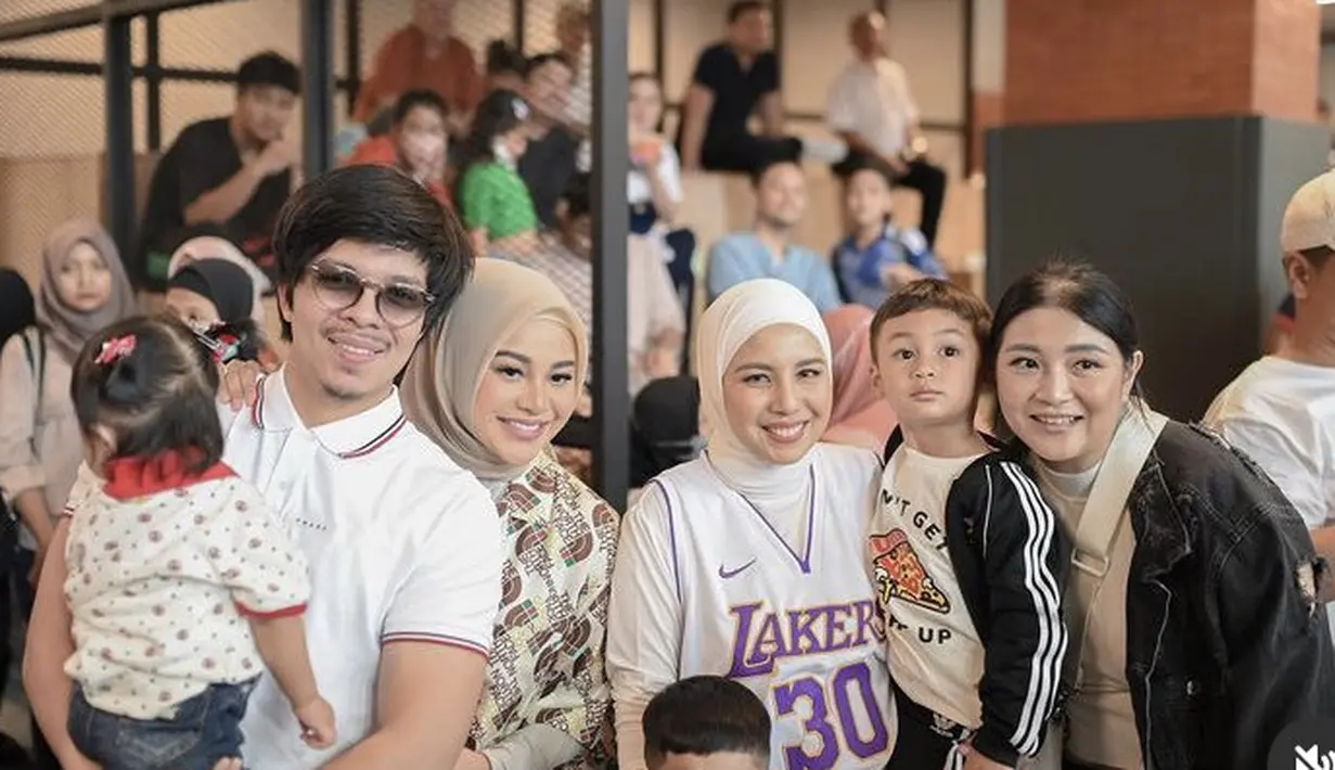 Aurel Hermansyah bersama Atta dan Ameena pun hadir meski tidak mengenakan dress code olahraga. Aurel tampil dengan kemeja oversize bermotif. credit: Instagram (@tya_ariestya)