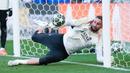 Kiper PSG, Gianluigi Donnarumma, berusaha menangkap bola saat latihan jelang partai puncak Liga Champions di Stadion Allianz Arena, Munchen, Jumat (30/5/2025). (AP Photo/Luca Bruno)