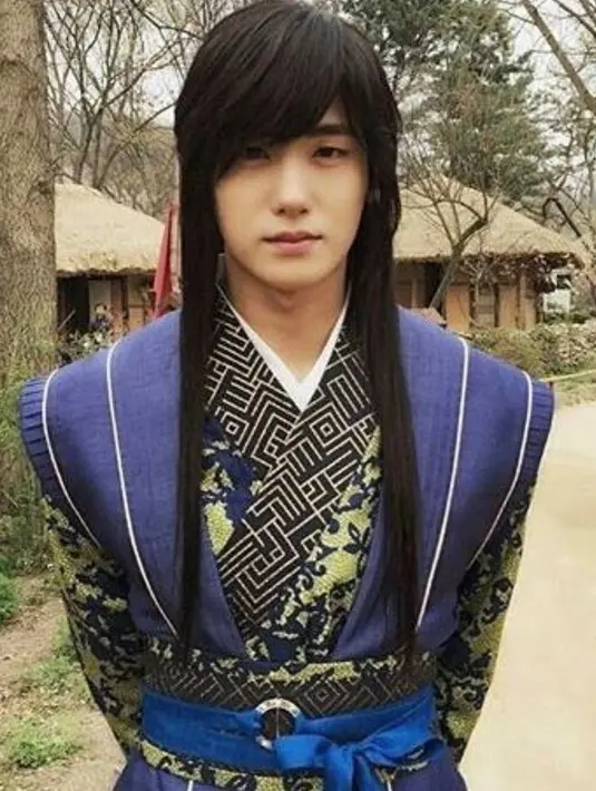 Saat menjadi pangeran di Hwarang, Park Hyung Sik terlihat begitu tampan. (Foto: pinterest.com)