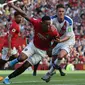 Striker Manchester United, Anthony Martial, berebut bola dengan bek Crystal Palace, Martin Kelly, pada laga Premier League di Stadion Old Trafford, Manchester, Sabtu (24/8). MU kalah 1-2 dari Palace. (AFP/Lindsey Parnaby)