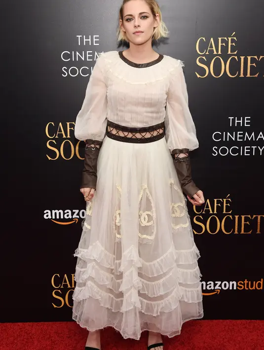 Melansir Hollywoodlife.com, seorang sumber terdekat Kristen mengatakan bahwa Kristen sudah mengenalkan Annie kepada kedua orang tuanya sebagi pacar. Tanpa rasa malu, dia juga menunjukan rasa kasih sayangnya. (AFP/Bintang.com)