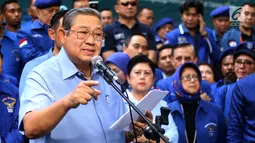 Ketua Umum Partai Demokrat Susilo Bambang Yudhoyono (SBY) memberi keterangan pers di DPP Partai Demokrat, Jakarta, Selasa (6/2). SBY menyatakan tak pernah ikut-ikut proyek di pemerintahan selama menjabat, termasuk proyek e-KTP. (Liputan6.com/JohanTallo)