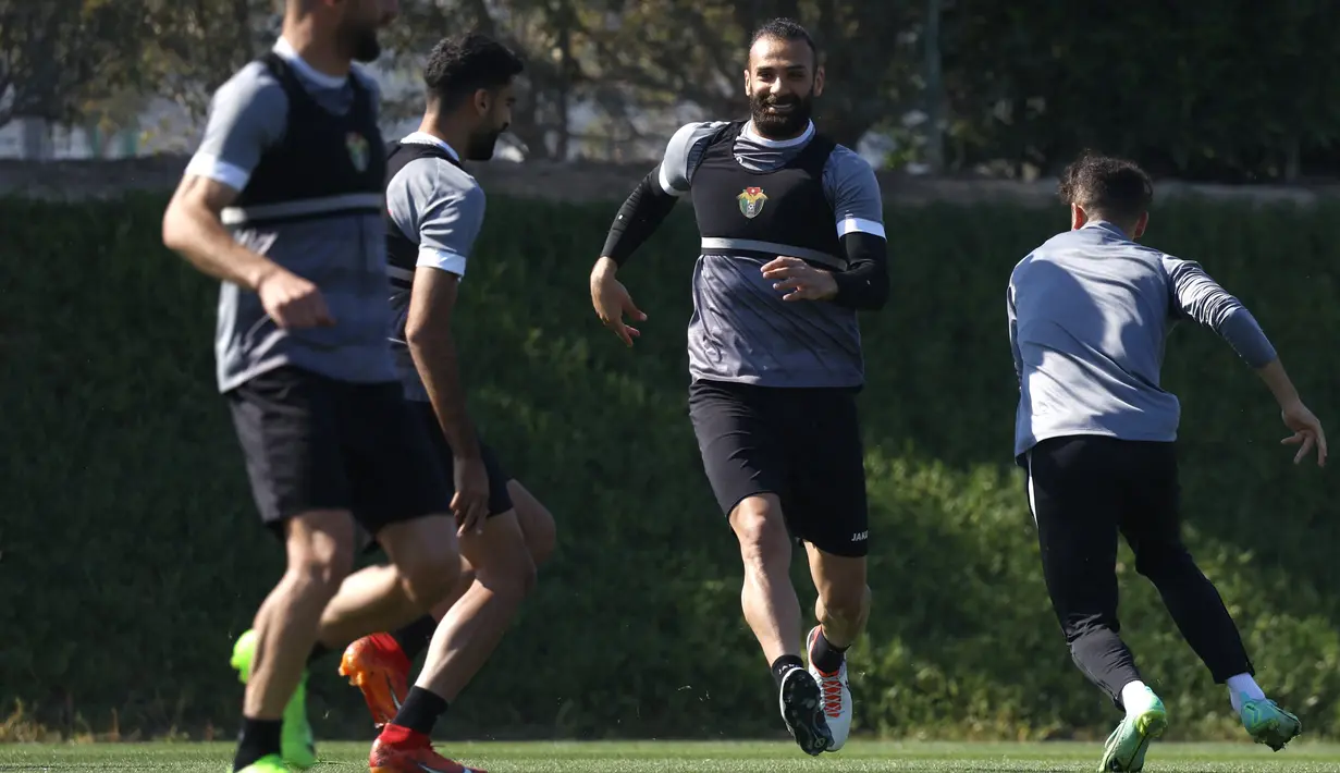 Para pemain Yordania saat melakukan latihan jelang laga final melawan Qatar di Lusail, Doha, Jumat (9/2/2024). (AFP/Karim Jaafar)