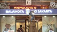 Suasana aktivitas pegawai di Blok G Balai Kota, Jakarta, Selasa (1/12/2020). Kantor Gubernur dan Wagub DKI Jakarta terpaksa ditutup sementara setelah Anies Baswedan dikabarkan terkonfirmasi positif Covid-19 berdasarkan hasil tes usap pada Senin (30/10) kemarin.  (merdeka.com/Iqbal S. Nugroho)