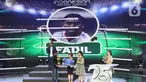 Direktur Program SCM, Harsiwi Achmad (tengah) menyerahkan hadiah kepada Fadil Sausu, salah satu pemain yang masuk dalam Best 11 saat gelaran Indonesian Soccer Award 2019 di Studio 6 Indosiar, Jakarta, Jumat (10/1/2020). 16 penghargaan diberikan pada acara ini. (Liputan6.com/Helmi Fithriansyah)