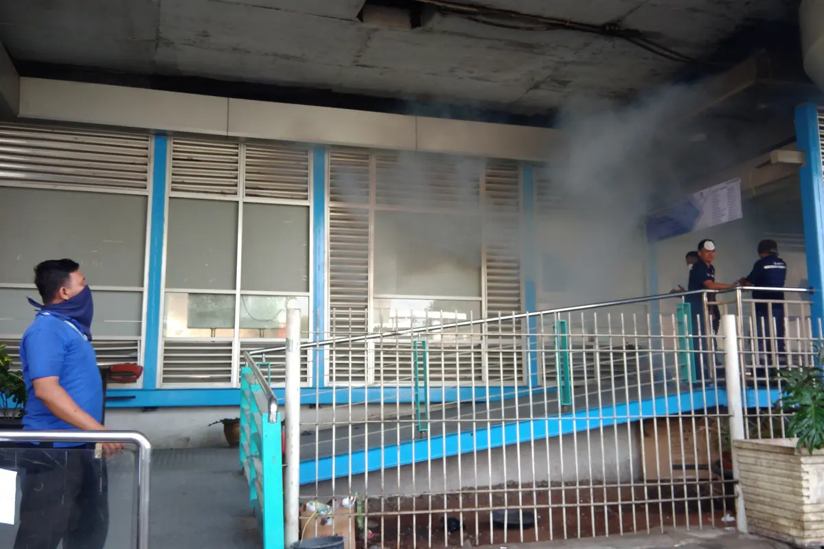 Hilangkan Bau Amis, Halte Kampung Melayu Difogging