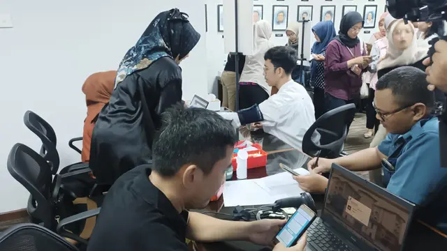 Kepala Cabang Sucofindo Habib Krisna Wijaya, melakukan pemeriksaan darah sebelum melakukan donor darah. Foto: Liputan6.com/ Felek Wahyu