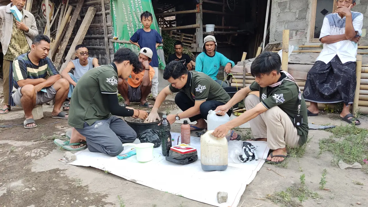 Kelompok 77 KKN-PPM UMBY melakukan pelatihan terhadap warga dusun Karanglo