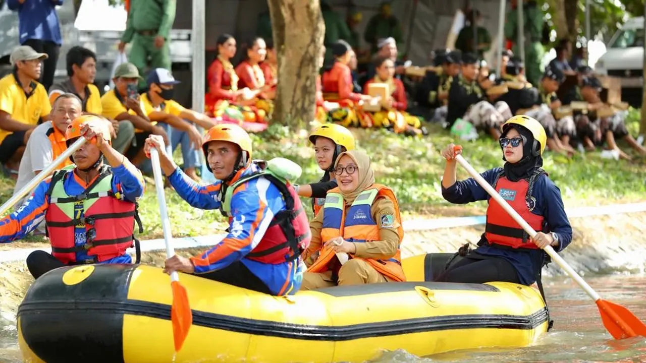Bupati Banyuwangi Ipuk Fiestiandani meniaki perahu karet mengecek kebersihan sungai Dalm Limo Banyuwangi (Istimewa)
