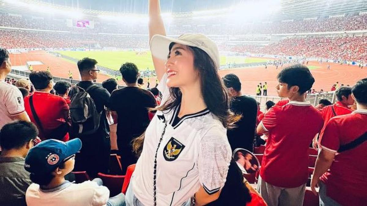 Sporty Kenakan Jersey, 3 Potret Cantik Febby Rastanty Nonton Langsung Timnas Indonesia di SUGBK