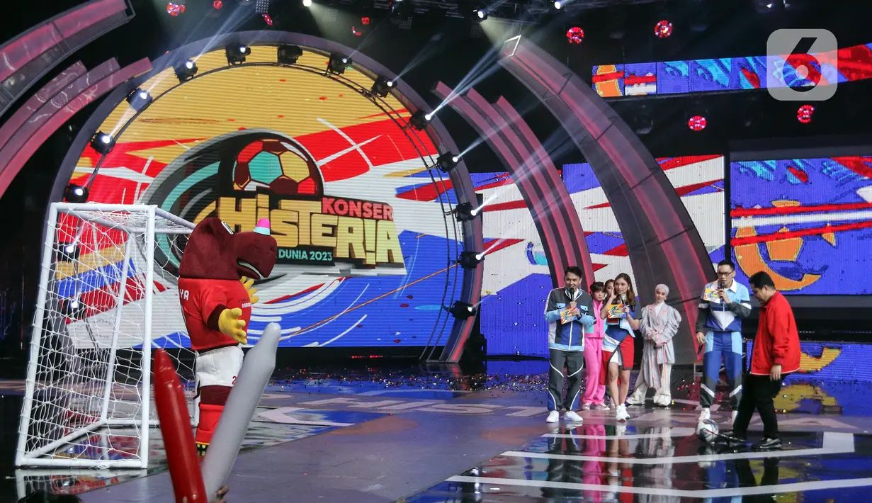 Sejak dimulai, Konser Histeria Pesta Bola 2023 langsung berjalan dengan meriah. Para host, Stewart Henry, Ben Kasyafani, dan Natascha Germania mengajak beberapa bintang tamu, seperti Bara Valentino, Randy Pangalila, Rey Bong hingga Dinda Kirana untuk main games lempar bola bareng. (Liputan6.com/Angga Yuniar)