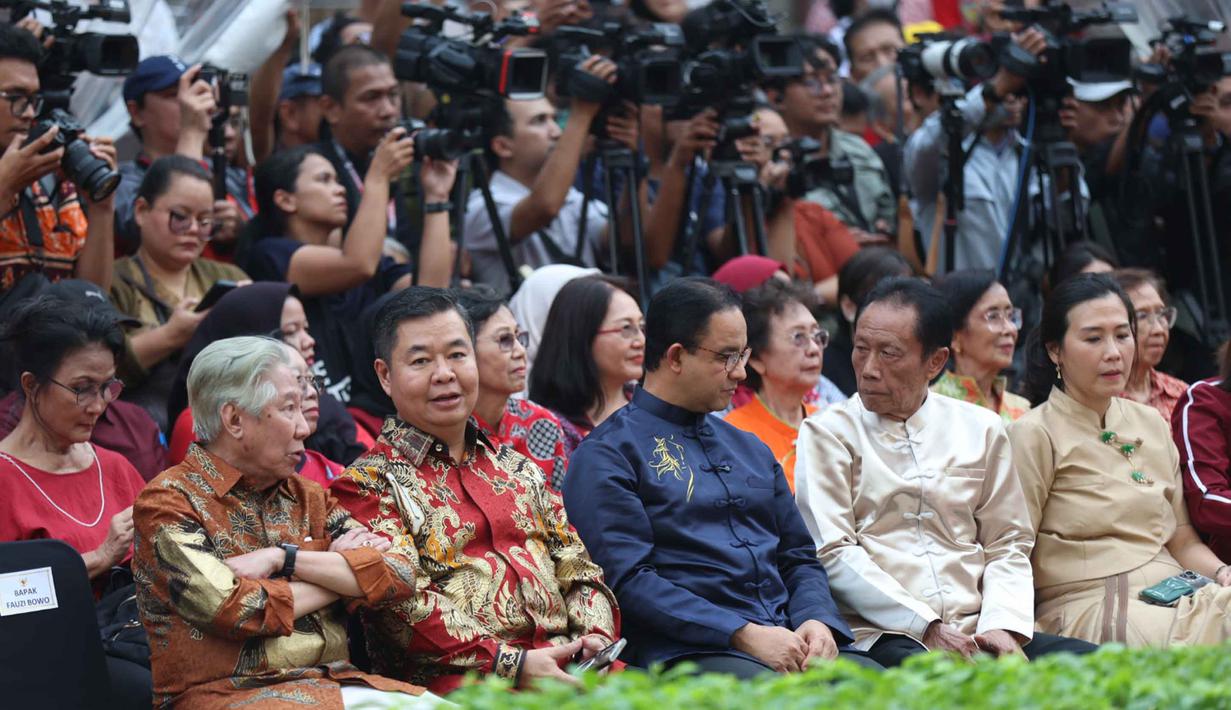 Masyarakat khususnya warga keturunan Tionghoa memadati kawasan Glodok Pancoran, Tamansari, Jakarta. Tampak dalam foto, Sutiyoso (Gubernur DKI Jakarta periode 1997-2012 - kedua kanan) berbincang dengan Anies Rasyid Baswedan (Gubernur DKI Jakarta periode 2017-2022) saat menghadiri puncak perayaan Cap Go Meh di kawasan Pancoran Chinatown Point Mall, Jakarta, Selasa 3 Maret 2026. (Kapanlagi.com/Budy Santoso)