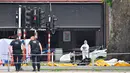 Polisi melakukan penyelidikan di lokasi penembakan di Liege, Belgia (29/5). Pelaku awalnya menusuk kedua polisi dari belakang menggunakan pisau lalu merampas pistol mereka dan menembak kedua polisi serta seorang pejalan kaki. (AP/Geert Vanden Wijngaert)
