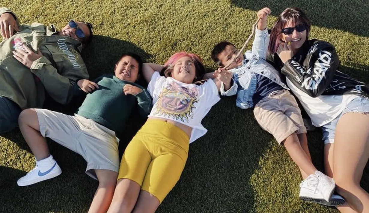 <p>Bersantai di padang rumbut bersama keluarga, Nia tampak mengenakan tshirt putih sebagai inner dan jaket kulit hitam sebagai luaran. Dipadukan dengan hot pants denimnya.&nbsp;@ramadhaniabakrie</p>