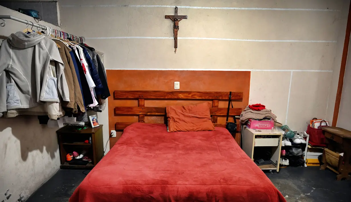 Kamar tidur perawat Meksiko Juana Silva Isidoro yang meninggal karena virus corona COVID-19 di rumahnya di lingkungan Xochimilco, Mexico City, 16 Agustus 2020. Hingga 25 September 2020, kematian global akibat COVID-19 hampir mencapai satu juta, sepertiganya di Amerika Latin. (Alfredo ESTRELLA/AFP)