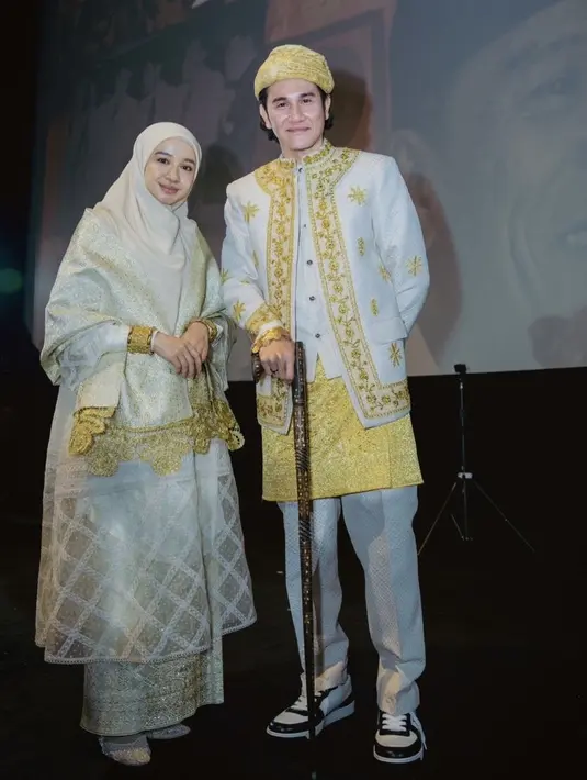 Busana Bella yang ditambah aksesori gelang emas pun serasi dengan lawan mainnya Vino G Bastian. Credit: Instagram @armanfebryan