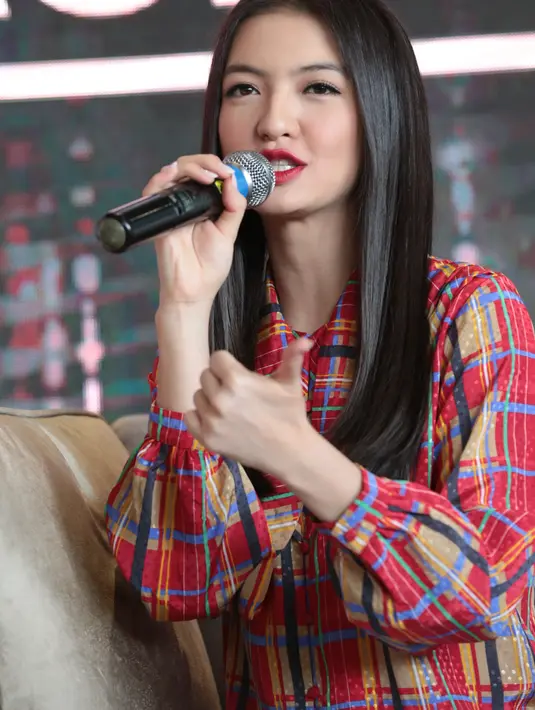 "Saya nggak percaya, nggak ada perempuan yang nggak cantik, yang ada hanya perempuan yang nggak rajin," ujar Raline Shah ketika menjadi Keynote Speaker di event Beauty Festival Asia 2017, Minggu (19/3). (Adrian Putra/Bintang.com)