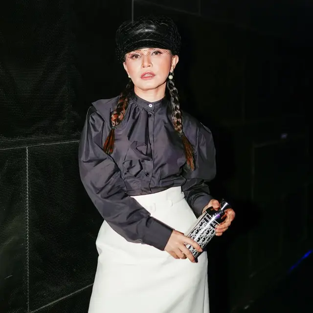 3. Rok Putih High-Waist dan Blus Hitam Puff, Sentuhan Klasik Berani untuk Acara Malam