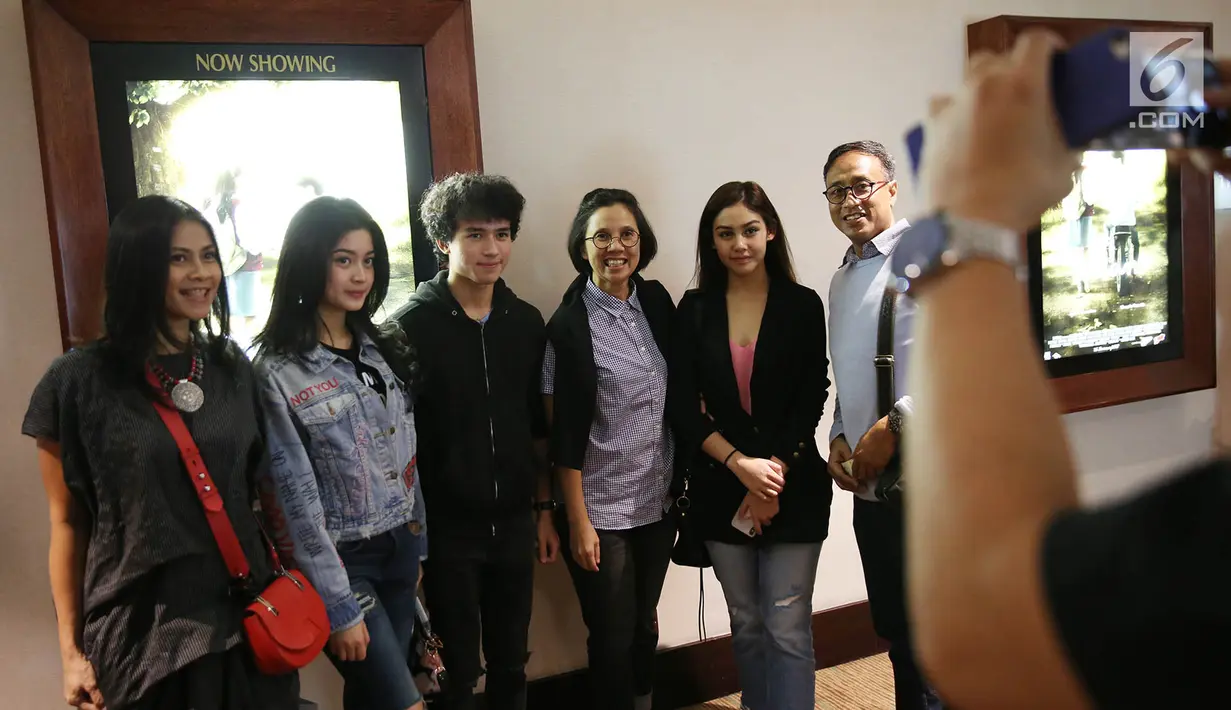 Gaya para pemain film Dilan 1990 saat nonton bareng (nobar) di Senayan City, Jakarta, Kamis (8/12). Film Dilan 1990 dibintangi oleh Iqbaal Ramadhan dan Vanesha Prescilla (Liputan6.com/Immanuel Antonius)